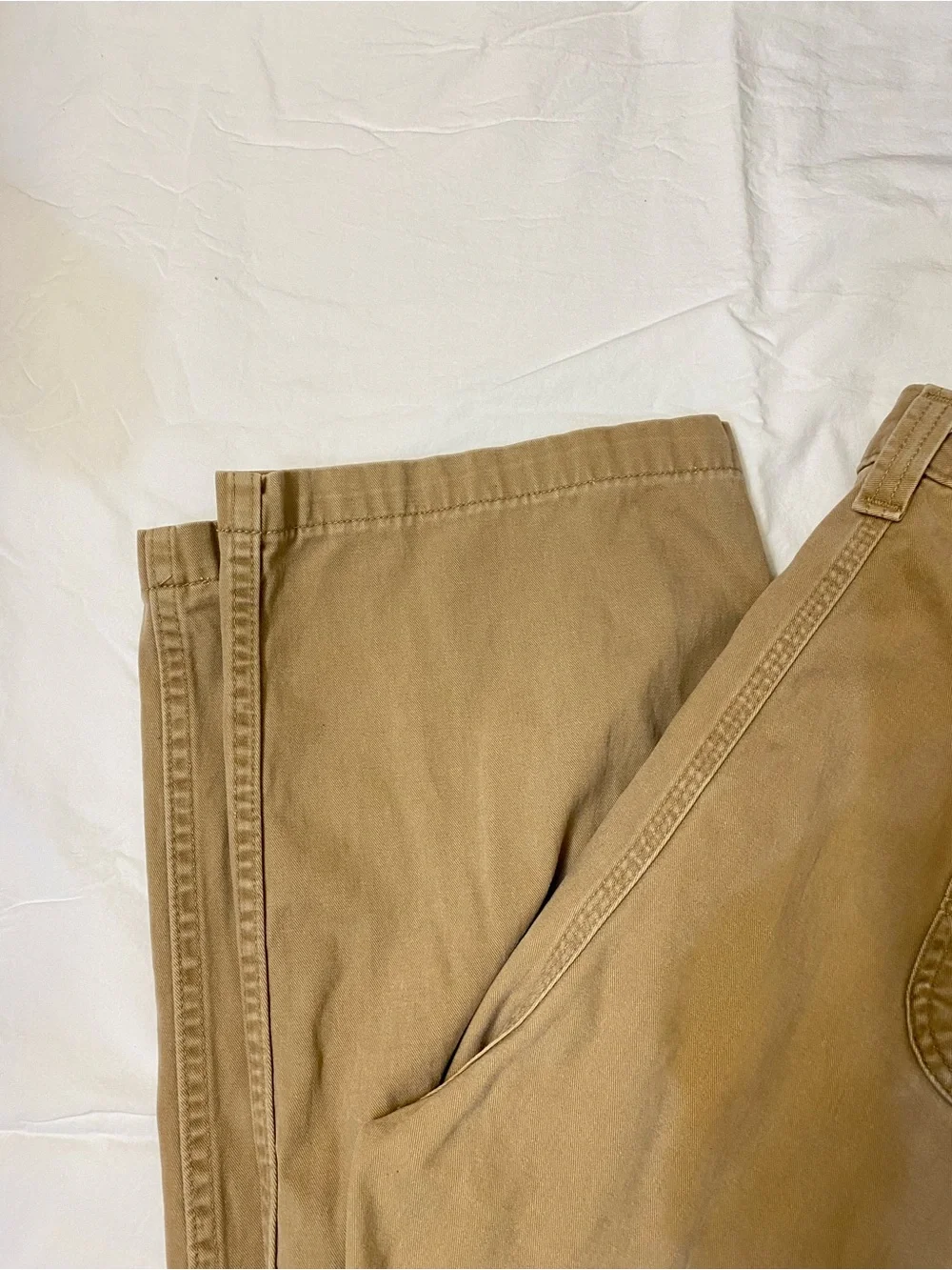 Carhartt Men’s pants Size 44 by 32 in good condition, clean, no tear.
